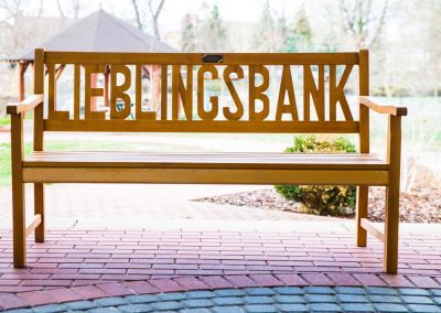 Holzbank mit der Inschrift Lieblingsbank